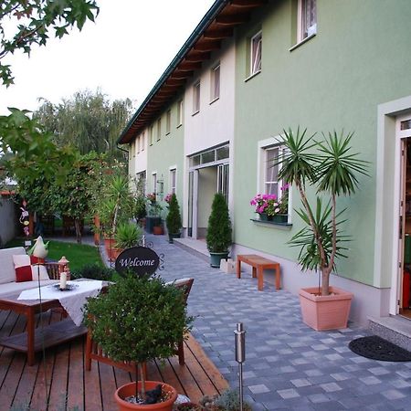 Апартаменты Haus Koenigshofer Нойзидль-ам-Зе Экстерьер фото